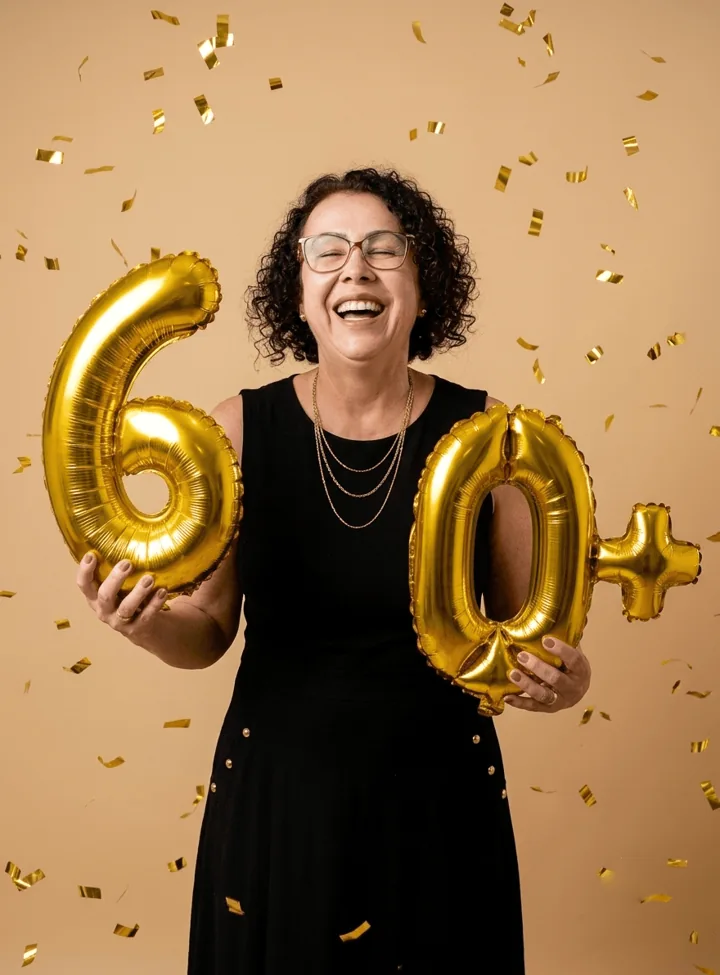 Celebração de sessenta anos com balões dourados