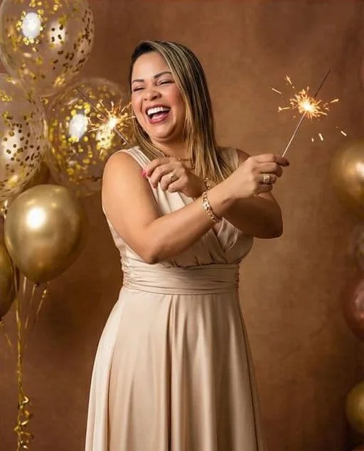 Inspiração de ensaio de aniversário com vestido dourado e luzes festivas